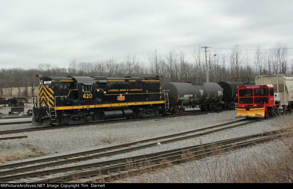 LAL 420 passing the trackmobile